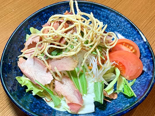 蕎麦やの揚げそばサラダ